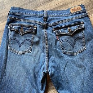 LEVI'S WOMEN'S 515 BOOTCUT JEANS. POCKETS ON THE BACK.